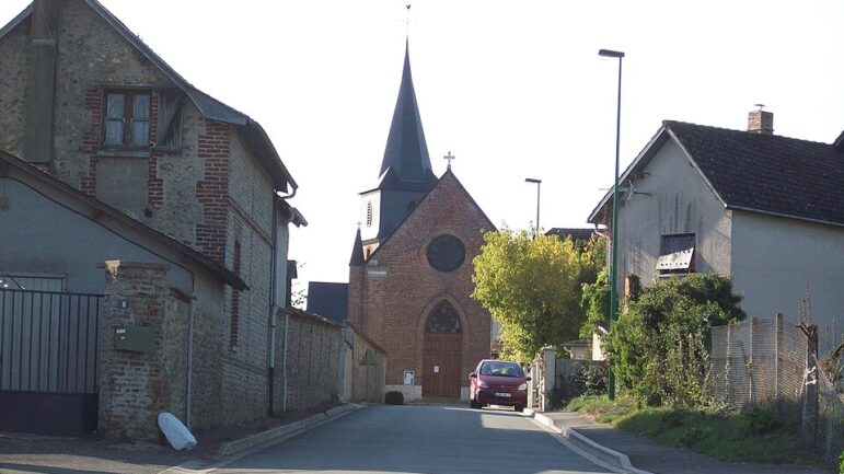 L'église Saint-Vaast de Flipou par la rue de Pont-Saint-Pierre